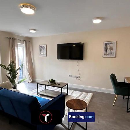 Stylish 2 Bedroom Flat By Tara Stays Short Lets & Serviced Accommodation Watford With Free Parking & Nearby Warner Studios Dış mekan fotoğraf