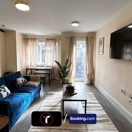 Stylish 2 Bedroom Flat By Tara Stays Short Lets & Serviced Accommodation Watford With Free Parking & Nearby Warner Studios Dış mekan fotoğraf